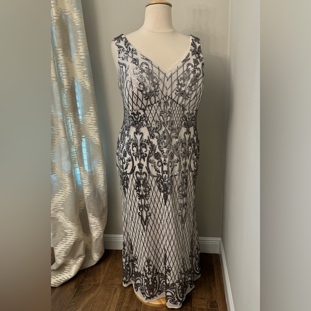 Plus Sequin Dress 🖤 - Picture 8 of 11